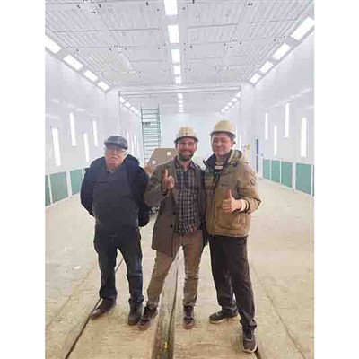 Peb cov Technican tau qhia kev ua tshuaj tsuag tshuaj tsuag lub rooj muag tsh...